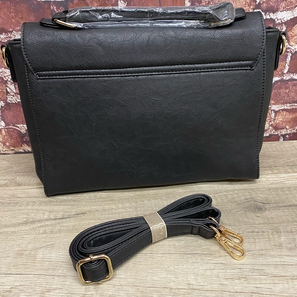 She's classy black handbag - Picture 4 of 4